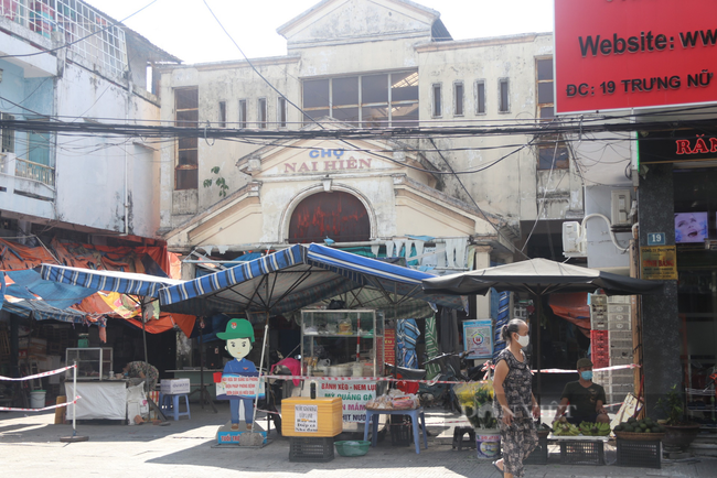 Đà Nẵng: Chợ truyền thống mở &quot;nhỏ giọt&quot;, chợ cóc tràn lan - Ảnh 1.