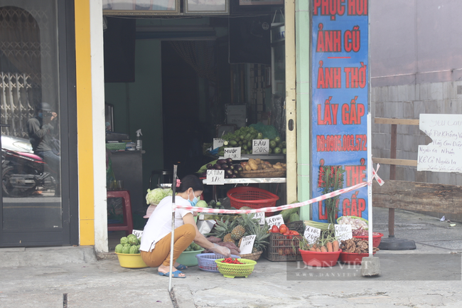 Đà Nẵng: Chợ truyền thống mở &quot;nhỏ giọt&quot;, chợ cóc tràn lan - Ảnh 3.