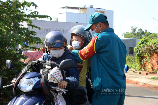 Đà Nẵng: Học sinh, phụ huynh “tay xách, nách mang” quay trở lại Đà Nẵng   - Ảnh 8.