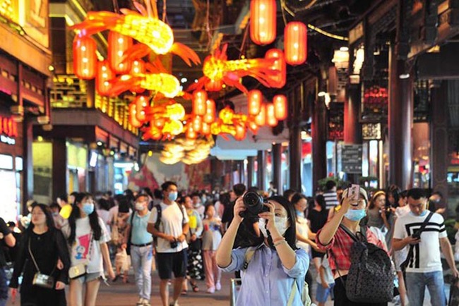 Trung Quốc: Hy vọng phục hồi du lịch nội địa dịp &quot;tuần lễ Vàng&quot; tháng 9-10 theo chính sách linh hoạt mới - Ảnh 1.