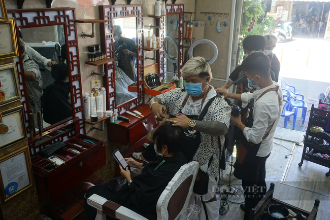 Ảnh: Người dân Đà Nẵng chờ hàng giờ đồng hồ đến lượt cắt tóc trong ngày đầu mở cửa lại - Ảnh 4.