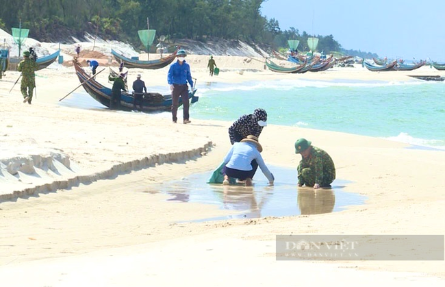 Dầu loang xuất hiện dọc bờ biển Quảng Bình: Lực lượng chức năng rốt ráo xử lý - Ảnh 2.