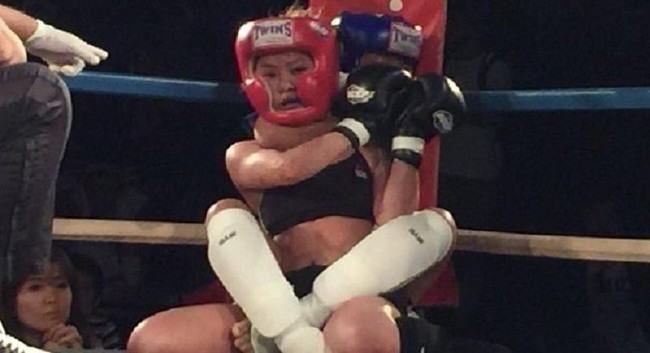 Nữ võ sĩ MMA Nhật 12 tuổi hạ gục đối thủ 24 tuổi... chỉ trong vài giây - Ảnh 2.