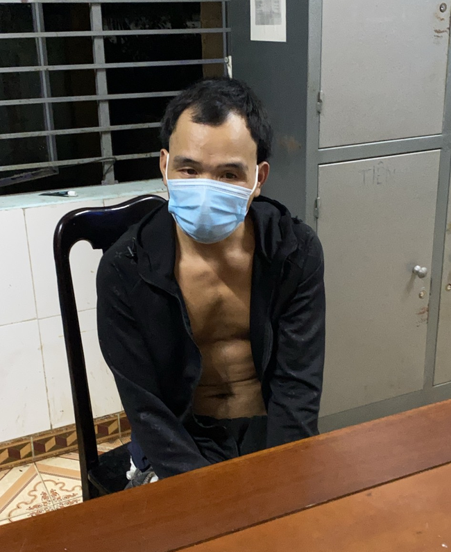 Đà Nẵng: Tạm giữ nam thanh niên tấn công lực lượng tại chốt kiểm dịch - Ảnh 1.