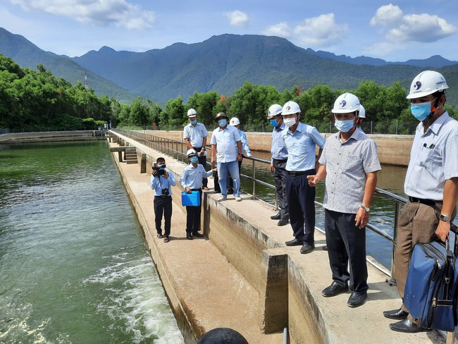 HueWACO đền bù cho khách hàng và đề xuất các giải pháp cấp nước bền vững sau sự cố nước đục  - Ảnh 1.