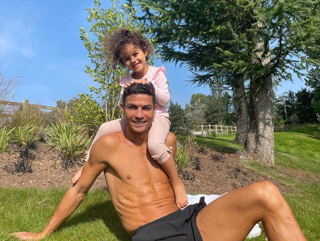 Ronaldo cởi trần bên bạn gái, bị các con &quot;đè đầu cưỡi cổ&quot; - Ảnh 3.