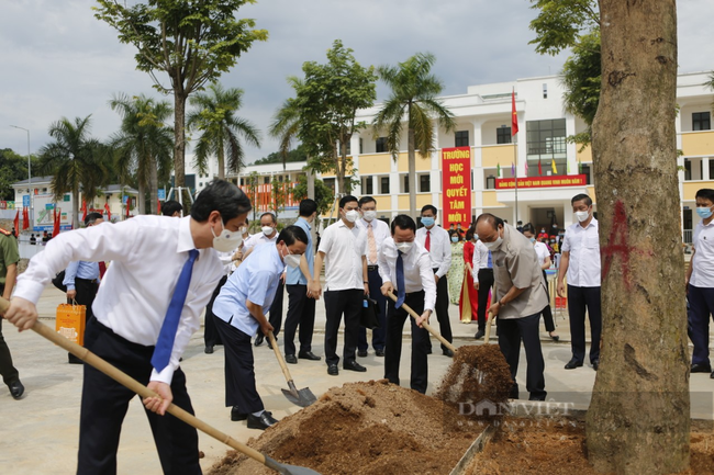 Chủ tịch nước Nguyễn Xuân Phúc dự khai giảng năm học mới tại trường Phổ thông Dân tộc nội trú THPT tỉnh Yên Bái - Ảnh 8.