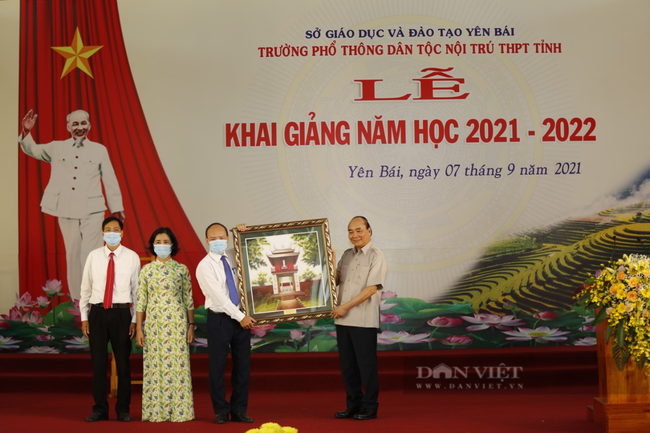 Chủ tịch nước Nguyễn Xuân Phúc dự khai giảng năm học mới tại trường Phổ thông Dân tộc nội trú THPT tỉnh Yên Bái - Ảnh 7.