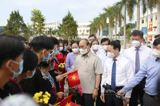 Chủ tịch nước Nguyễn Xuân Phúc dự khai giảng năm học mới tại trường Phổ thông Dân tộc nội trú THPT tỉnh Yên Bái - Ảnh 2.