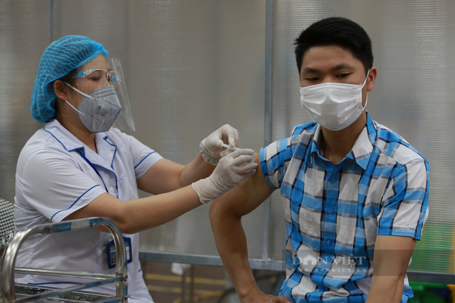 Hà Nội yêu cầu hoàn thành tiêm chủng vaccine phòng Covid-19 100% trước 15/9: “Đây là áp lực rất lớn” - Ảnh 3.