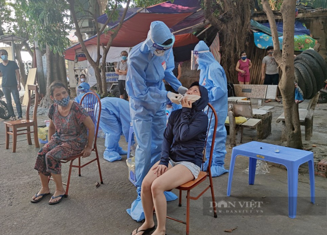 Hà Nội: Chủ tịch Đống Đa chỉ đạo kiểm tra nhân viên y tế “quên” sát khuẩn sau khi lấy mẫu xét nghiệm  - Ảnh 3.