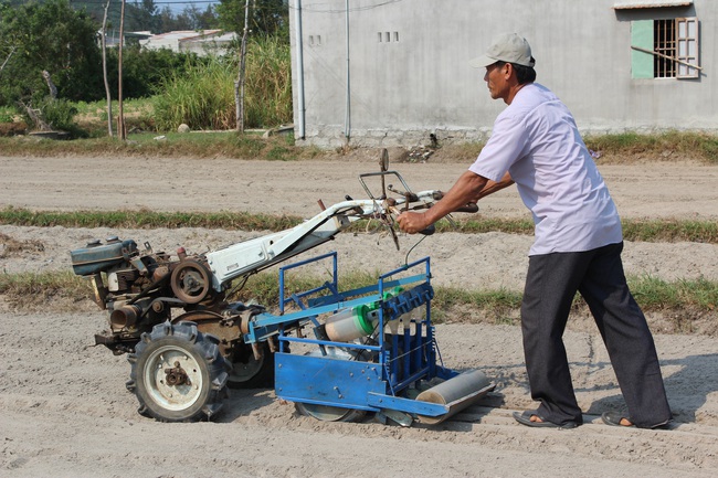 Bình Định: Nông dân sáng chế ra máy sấy bánh tráng, máy trỉa đậu trông cực ngầu và chất - Ảnh 3.