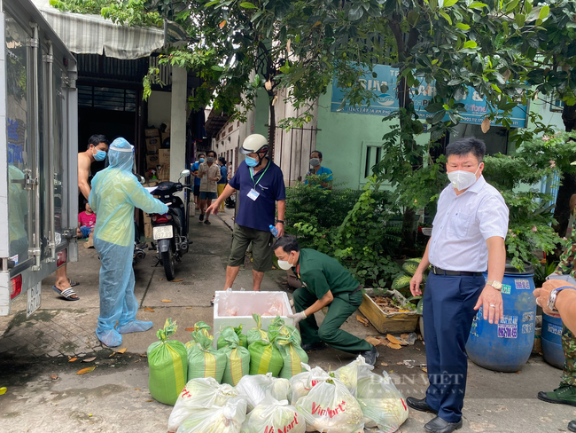 Bình Dương đưa 30 cán bộ cấp tỉnh về hỗ trợ 15 phường đang “khoá chặt” để chống dịch - Ảnh 2.