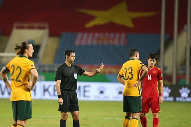 Vì sao trọng tài không cho ĐT Việt Nam hưởng penalty? - Ảnh 1.