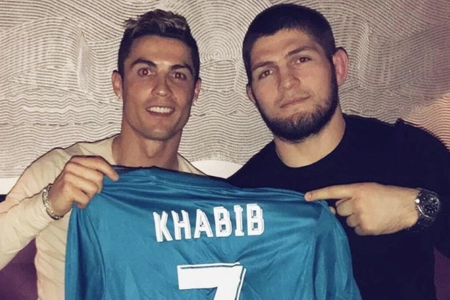 &quot;Đại bàng&quot; Khabib tiết lộ lý do Ronaldo rời Juve - Ảnh 1.