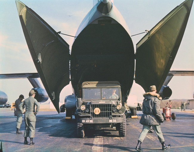 Chiếc vận tải cơ C-141 cực độc của Mỹ mang tên Hà Nội! - Ảnh 3.