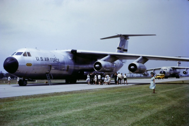 Chiếc vận tải cơ C-141 cực độc của Mỹ mang tên Hà Nội! - Ảnh 7.