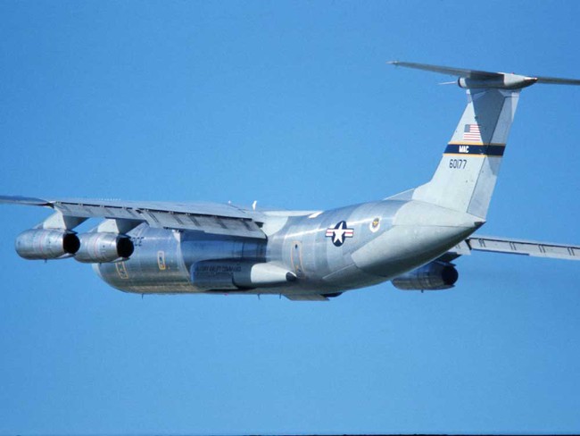 Chiếc vận tải cơ C-141 cực độc của Mỹ mang tên Hà Nội! - Ảnh 10.