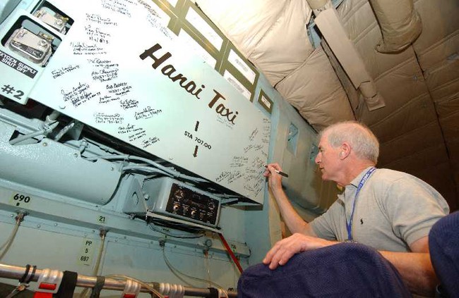 Chiếc vận tải cơ C-141 cực độc của Mỹ mang tên Hà Nội! - Ảnh 12.