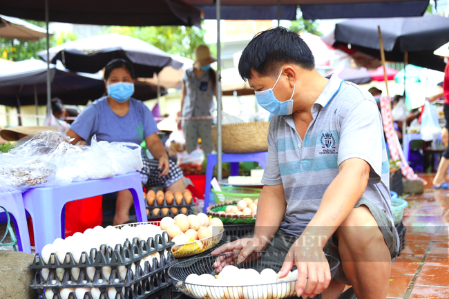 Hà Nội: Người dân được họp chợ tại địa điểm không ai ngờ tới - Ảnh 4.