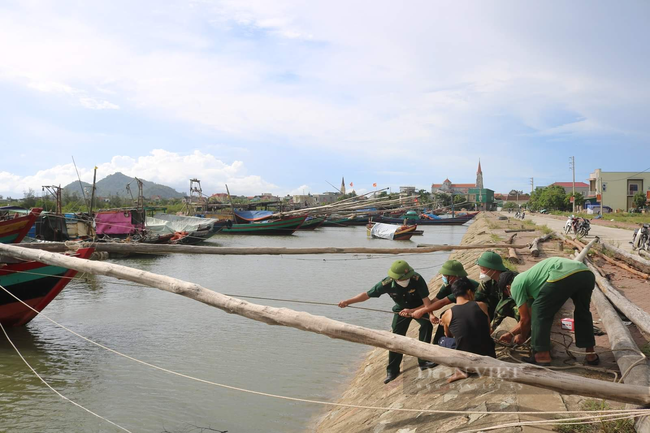 Ngư dân Hà Tĩnh khẩn trương đưa tàu, thuyền bờ chống bão Conson - Ảnh 7.