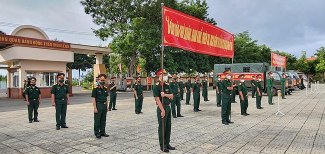 Bộ đội ra quân đưa 4.000 phần quà trao tận tay người nghèo - Ảnh 3.