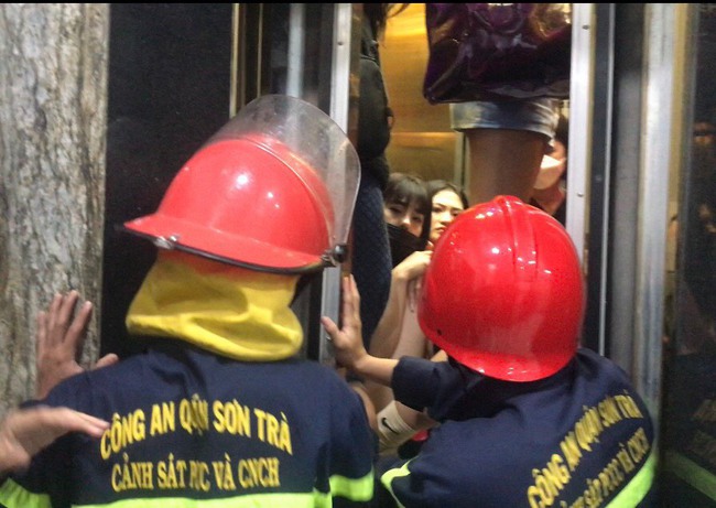 Đà Nẵng: Cứu 8 người bị mắc kẹt trong thang máy rạng sáng ngày đầu năm 2022 - Ảnh 1.