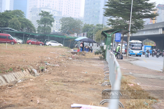 Sau phản ánh của Dân Việt, Công an rào chắn khu đất dự án bị &quot;phân lô&quot; làm gian hàng hội chợ Tết - Ảnh 4.