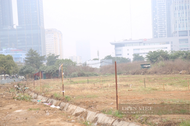 Sau phản ánh của Dân Việt, Công an rào chắn khu đất dự án bị &quot;phân lô&quot; làm gian hàng hội chợ Tết - Ảnh 7.