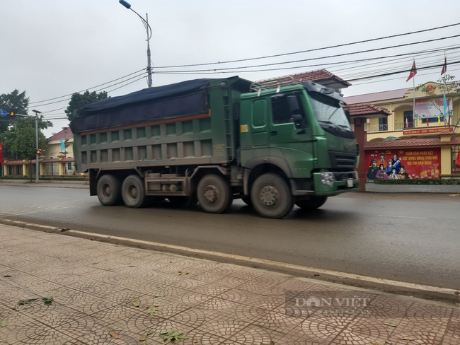 Xe có dấu hiệu quá khổ, quá tải luồn lách trong khu dân cư ở Vĩnh Phúc - Ảnh 2.