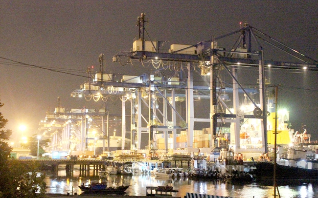 Tàu cập bến bốc dỡ hàng hóa tại cảng Cát Lái, TP.HCM. Ảnh minh họa: Nguyên Vỹ