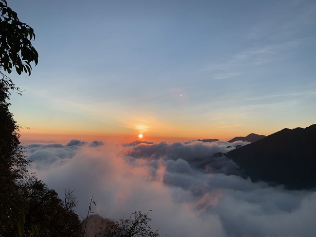 Săn mây trên đỉnh Ngũ Chỉ Sơn  - Ảnh 1.