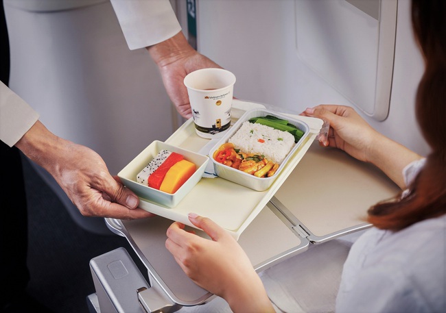 Khách đi máy bay Vietnam Airlines sẽ được phục vụ ăn uống trở lại - Ảnh 3.