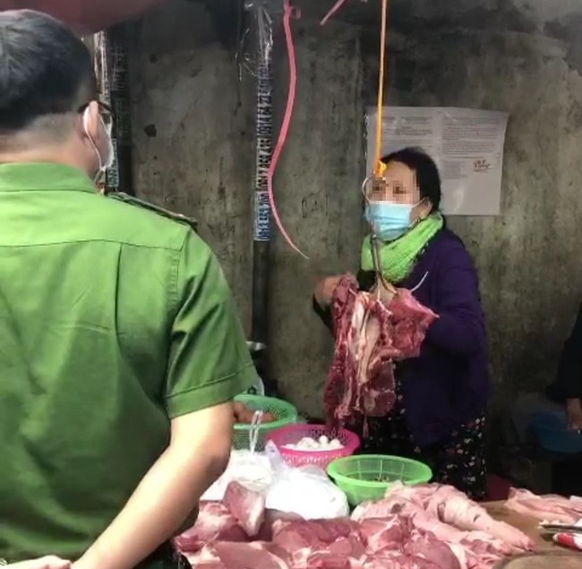 Đà Nẵng: Trốn cách ly y tế, 2 mẹ con ra chợ bán thịt  - Ảnh 1.