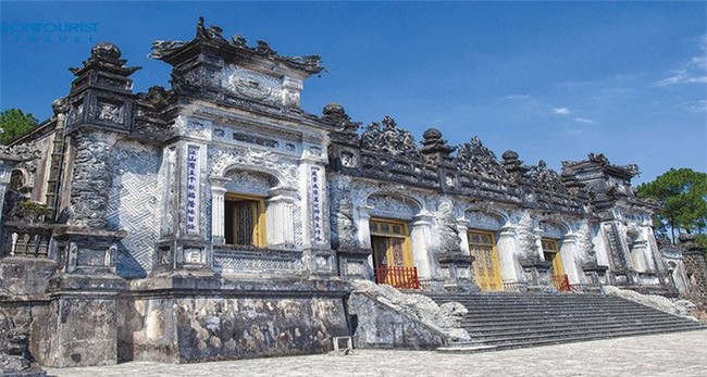 Lăng mộ vị vua triều Nguyễn nào hơn 100 năm vẫn đẹp choáng ngợp? - Ảnh 2.