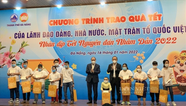 Chủ tịch nước tặng quà Tết cho hộ nghèo, công nhân tại Đà Nẵng - Ảnh 1.