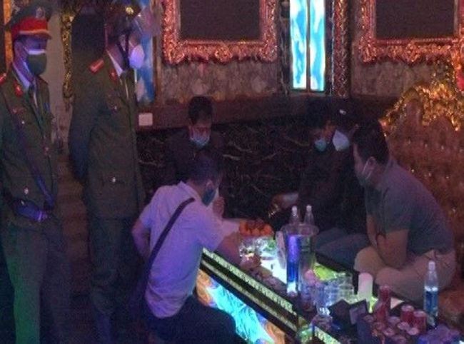 Huế: Bắt quả tang nhóm đối tượng mở tiệc ma túy tại quán karaoke - Ảnh 1.