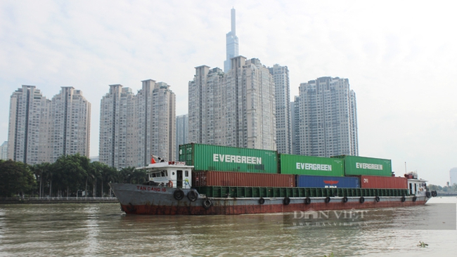 Một tàu hàng vẫn chuyển container hàng hóa rời cảng TP.HCM. Ảnh: Nguyên Vỹ