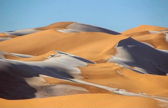 Cảnh bất thường cực hiếm: Băng tuyết phủ trắng sa mạc Sahara - Ảnh 5.
