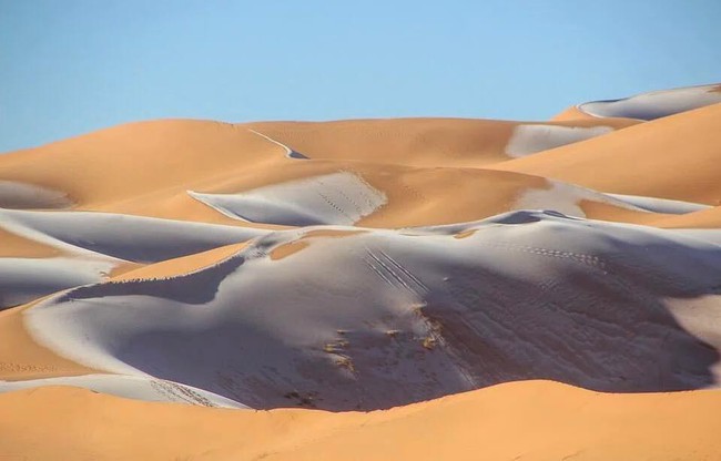 Cảnh bất thường cực hiếm: Băng tuyết phủ trắng sa mạc Sahara - Ảnh 2.