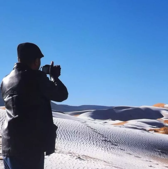 Cảnh bất thường cực hiếm: Băng tuyết phủ trắng sa mạc Sahara - Ảnh 4.