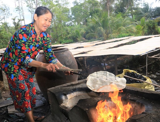 Về làng nghề bánh phồng trăm tuổi nhớ vị Tết xưa - Ảnh 1.