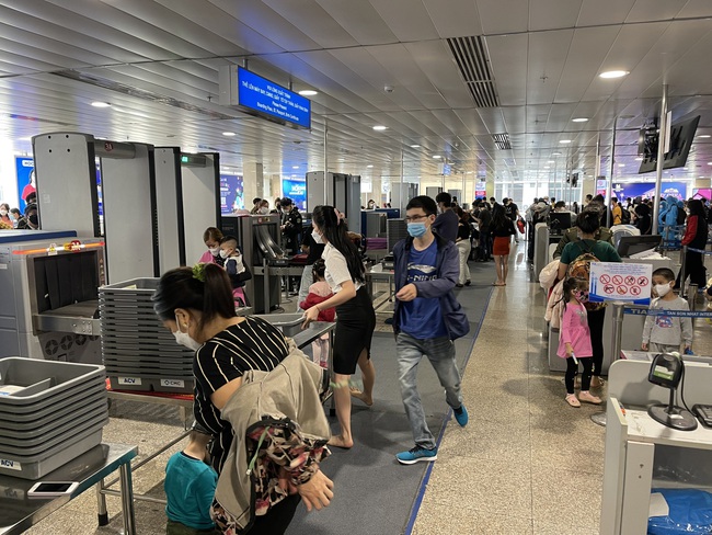 Bàn giao nhiều tài sản cho khách bỏ quên tại sân bay Tân Sơn Nhất - Ảnh 3.