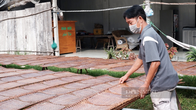 Ông Tùng phơi bánh tráng để kịp giao các đơn hàng tết. Ảnh: Nguyễn Vy