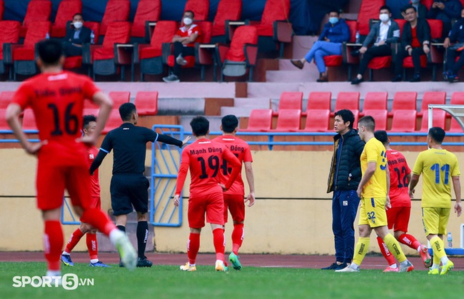 HLV Hà Nội FC nổi cáu với cầu thủ HAGL khoác áo CLB Hải Phòng - Ảnh 3.