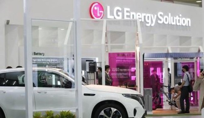 Cổ phiếu LG Energy Solution nhảy vọt trong lần đầu phát hành ra công chúng để trở thành công ty lớn thứ hai Hàn Quốc - Ảnh 1.