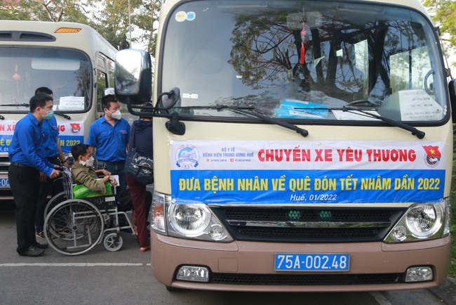 TT-Huế: Nhiều “chuyến xe yêu thương” chở bệnh nhân và người nhà về quê đón Tết  - Ảnh 2.