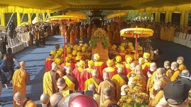 Hàng nghìn người đưa tiễn Thiền sư Thích Nhất Hạnh - Ảnh 14.
