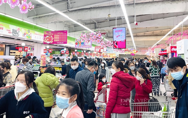 Người dân tranh thủ kéo đến trung tâm thương mại, siêu thị mua sắm đón Tết Nhâm Dần - Ảnh 3.
