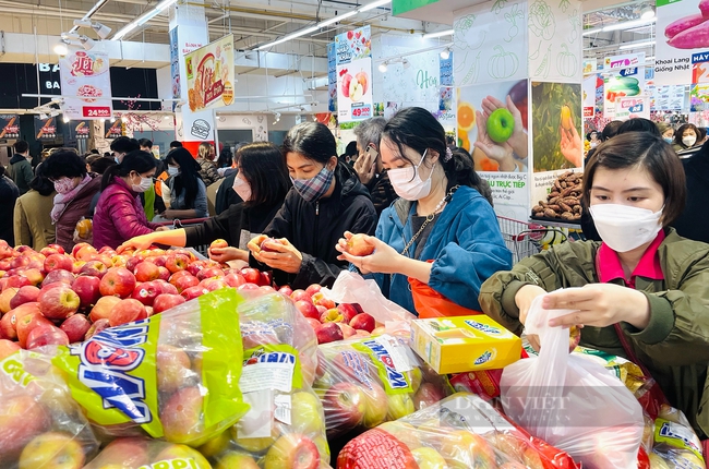 Người dân tranh thủ kéo đến trung tâm thương mại, siêu thị mua sắm đón Tết Nhâm Dần - Ảnh 4.